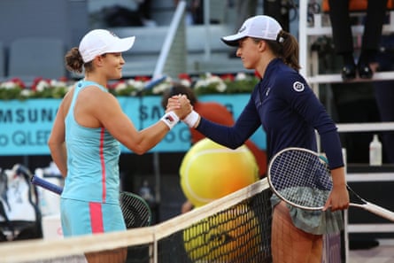 Barty shakes hands with Iga Swiatek at the Madrid Open in 2021.