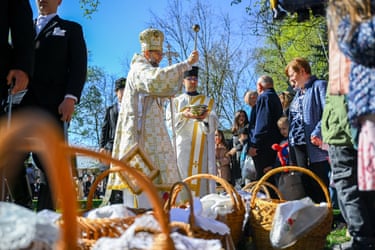 Péter Fülöp Kocsis blesses Easter baskets in Hajdúdorog