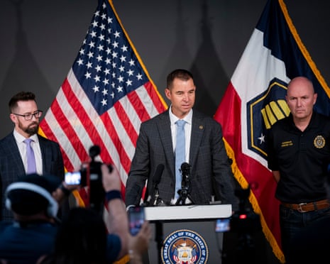 Agentes encargados de hacer cumplir la ley investigando la escena del crimen