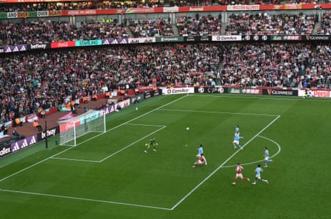 Gabriel Martinelli chips the ball over Manchester City goalkeeper, Gianluigi Donnarumma.