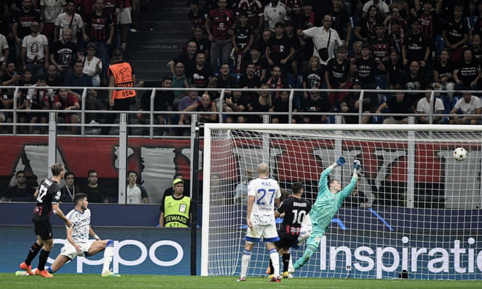 Tommaso Pobiga (izquierda) de Milán marca su tercer gol.