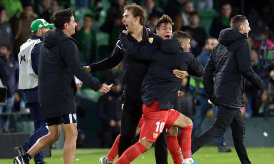 Julen Lopetegui (centre) celebrates with his Sevilla team after their derby victory at Real Betis.