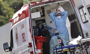 Los trabajadores de la salud se preparan para llevar a un paciente sospechoso de tener Covid al Hospital HRAN en Brasilia, Brasil, el miércoles 3 de marzo de 2021.