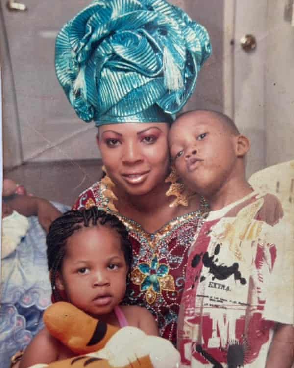 Fatoumata Tunkara avec ses fils.