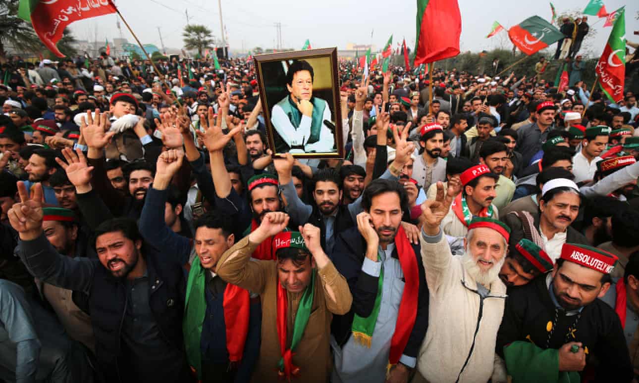 El alto funcionario pakistaní admite manipulación electoral mientras las protestas se apoderan del país.