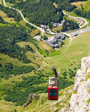 Fuente Dé cable railway. Picos de Europa, SpainTop view of the clable car reaching the top of the mountain with the valley as background. In the heart of the Picos de Europa, the Fuente Dé Cable Railway overcomes a drop of 750 metres taking travellers to an altitude of 1,450 metres. Cantabria, Spain. EOS 5D MarkII