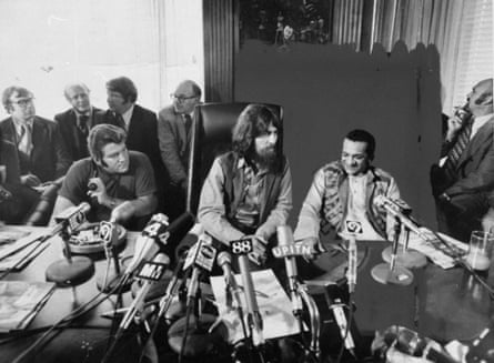 George Harrison (centre), flanked by Allen Klein (left) and sitarist Ravi Shankar, discussing the Concert for Bangladesh – which was criticised by Nick Tosches.