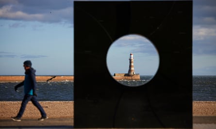 Jetée et phare de Roker vus à travers l'ouverture d'une sculpture sur Marine Walk.