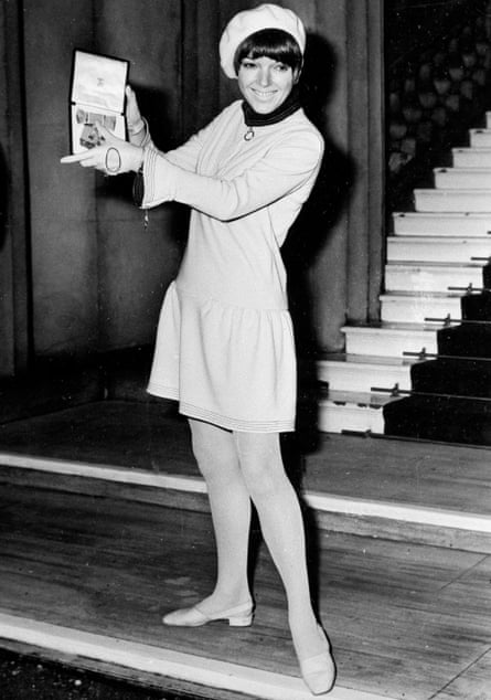 Mary Quant mengenakan rok mini saat mengumpulkan OBE-nya pada tahun 1966.