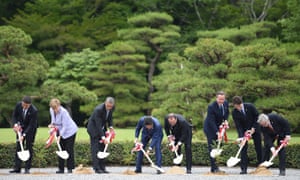 Left to right: Matteo Renzi, Angela Merkel, Barack Obama, Shinzo Abe, François Hollande, David Cameron, Justin Trudeau and Jean-Claude Juncker.