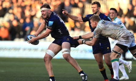 Joe Batley of Worcester Warriors passes the ball during the Gallagher Premiership Rugby match between Worcester Warriors and Northampton Saints at Sixways Stadium on 29 January, 2022.