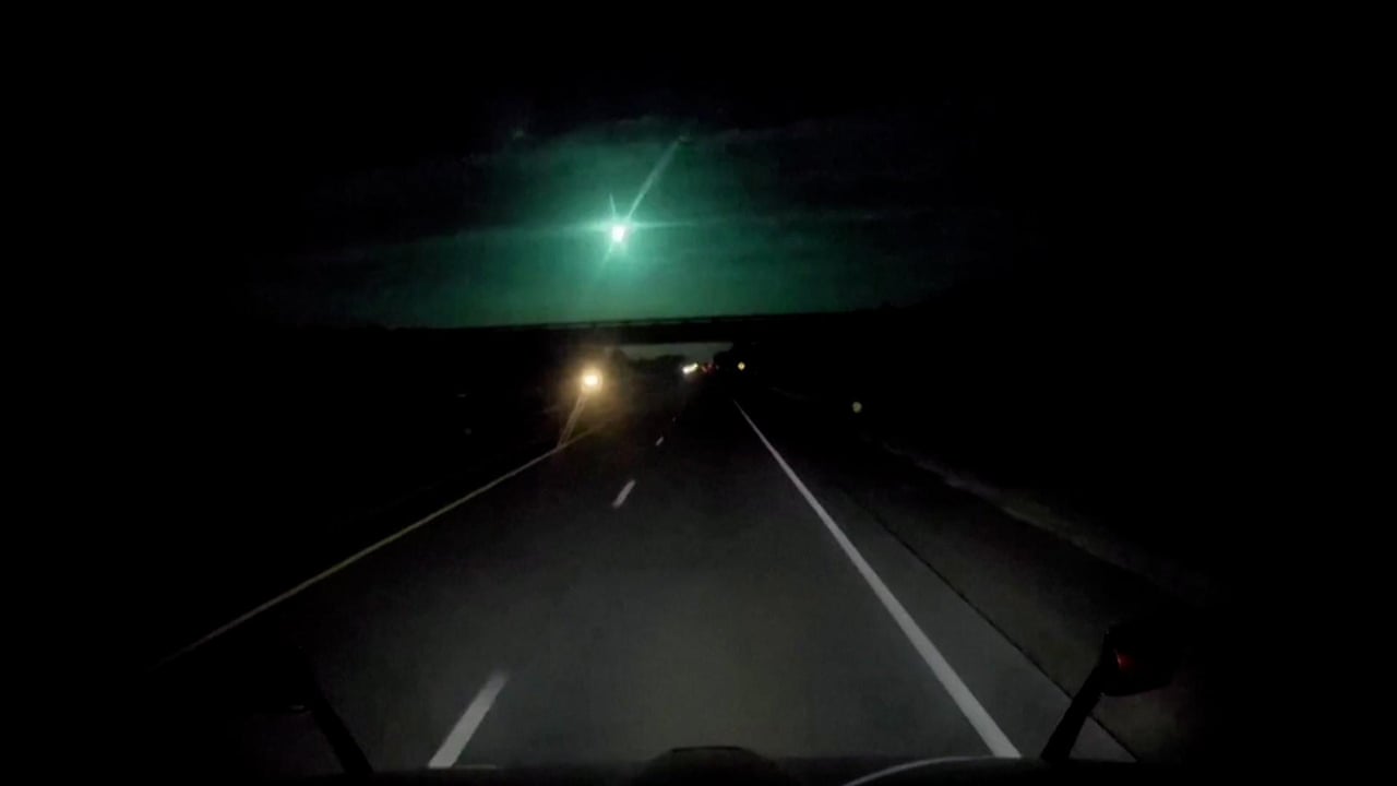 Green meteor traverses night sky in Louisiana – video | Science | The Guardian