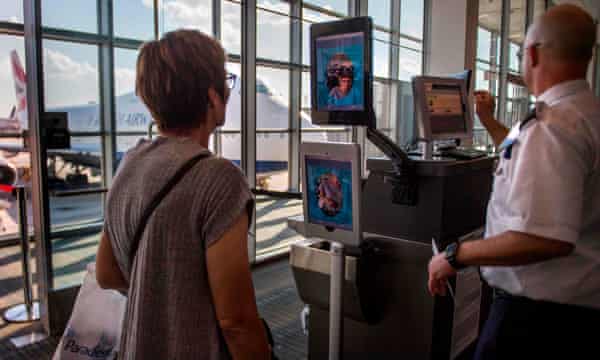 Une femme embarquant sur un vol SAS à destination de Copenhague passe par le système de vérification de reconnaissance faciale en Virginie en 2018.