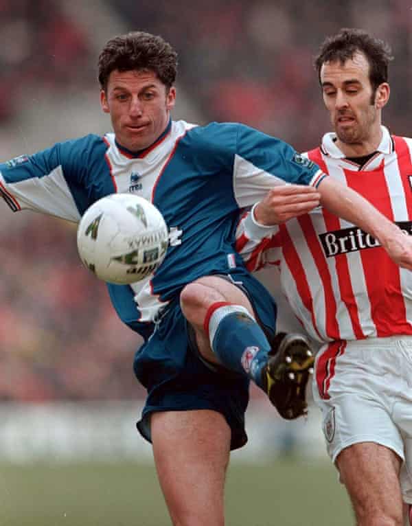 Paul Holskrov (derecha) ejerce presión sobre Andy Townsend de Middlesbrough.