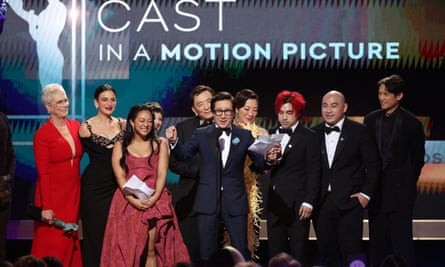 De gauche à droite : Jamie Lee Curtis, Jenny Slate, Stephanie Hsu, Tallie Medel, Brian Le, James Hong, Andy Le, Michelle Yeoh, Ke Huy Quan et Harry Shum Jr acceptent le prix d'ensemble.