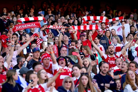 Fans Arsenal di tribun menjelang pertandingan leg kedua semifinal Liga Champions Wanita melawan Wolfsburg di Stadion Emirates.