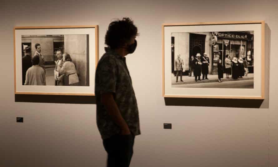 A man wearing a face mask looks at an exhibition of works by Spanish photographer Ramón Masats in Tabacalera last August.