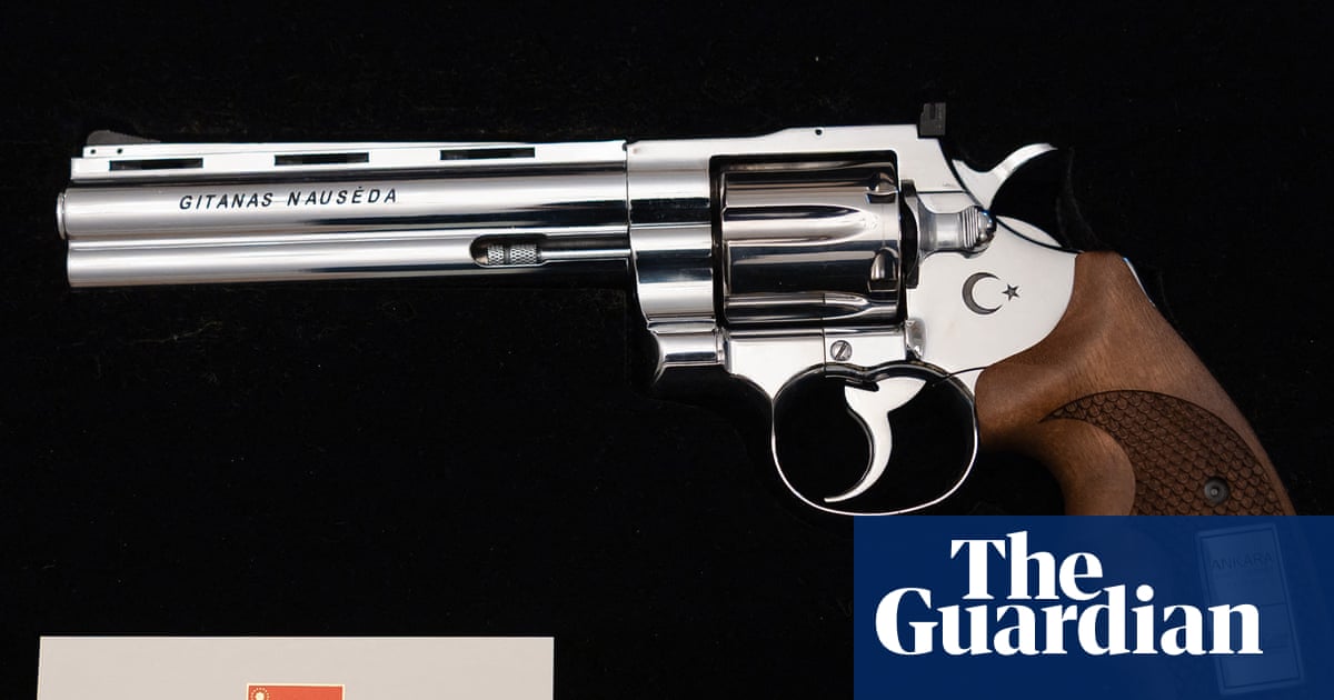Turkish president gives Nato leaders engraved guns and bullets at summit