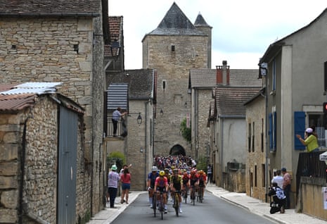The peloton passes through the beautiful Villeneuve d'Aveyron.