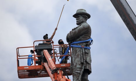 Workers prepare to take down the statue of Robert E Lee in New Orleans.