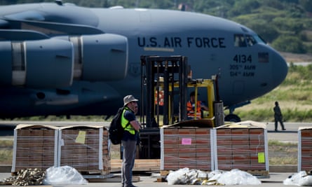 Food and medical aid being unloaded from a US Air Force C-17 aircraft at Camilo Daza airport in Cúcuta.