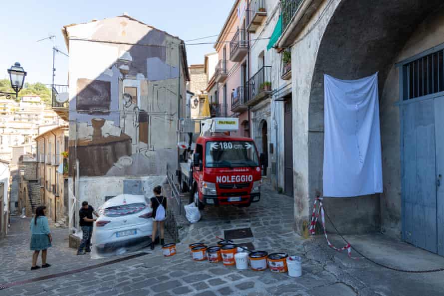 L'Cocham ha lavorato con 11 giovani immigrati a San Sirigo Robero.  L'artista ha dipinto il murale ma erano i giovani coinvolti nella progettazione dell'opera.