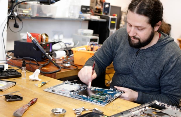 Can we fix it? The repair cafes waging war on throwaway culture – Trending Stuff Can we fix it? The repair cafes waging war on throwaway culture – Trending Stuff