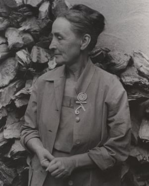 Georgia O’Keeffe wearing OK brooch (c. 1945) by Alexander Calder, 1950, photo by Carl Van Vechten