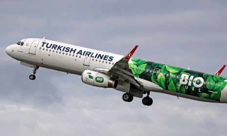 Turkish Airlines Airbus A321 powered by ecological biofuel