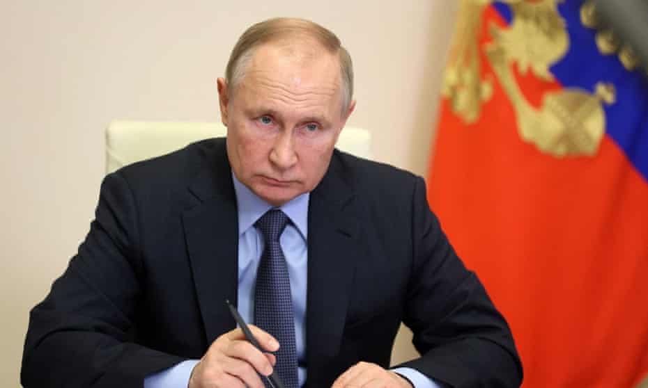 Presidenti rus Vladimir Putin merr pjesë në një takim përmes një lidhjeje video nga jashtë Moskës javën e kaluar