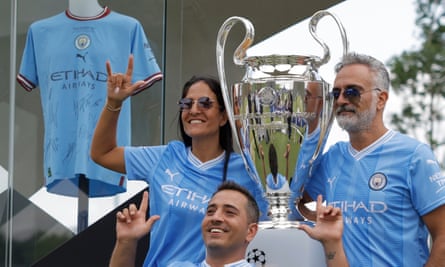 Les supporters de Manchester City posent avec le trophée de la Ligue des champions lors d'un festival d'avant-match à Istanbul