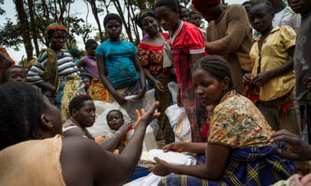 Congolese refugees divide up rations at a WFP food distribution point in the Nyarugusu refugee camp.