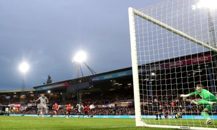 Dominic Calvert-Lewin’s penalty beats Thomas Kaminski..