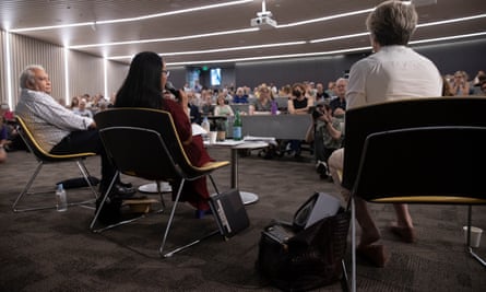 Yerli Avustralyalı Bakan Linda Burney, Sidney Toplum Forumu'nda Tanya Plibersek ve Prof Tom Calma ile konuşuyor.