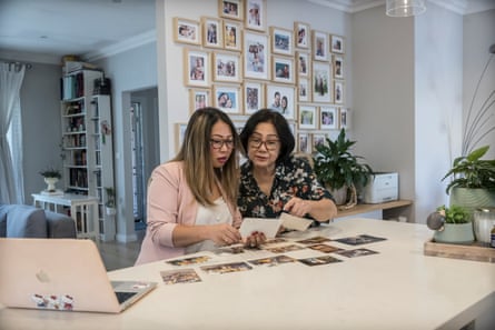 Nguyen 和 Tammy 翻閱舊家庭照片