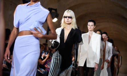 Modeller presenterar plagg för Victoria Beckhams modevisning vår-sommar 2023 under Paris Womenswear Fashion Week.