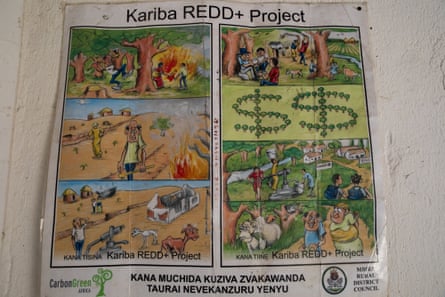 Um cartaz do projecto Kariba num escritório do Conselho Distrital de Mbire em Mbire, Zimbabué.