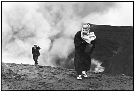 Volcan du Mont Aso, Japon (1965), par Cartier-Bresson.