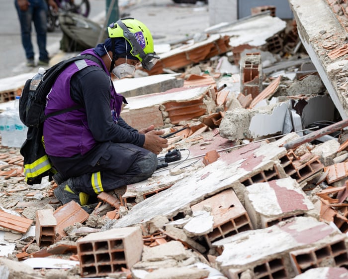 Venezuela earthquake: father and son found alive in rubble after four days as death toll nears 1,500
