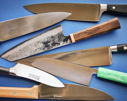 Knives still life. Best of, left-right; 1.Wüsthof classic chef knife black, 20cm 2. Victorinox fibrox chef’s knife, 20 cm 3. Blenheim Forge santoku knife, 17.5cm 4.Sabatier Cook’s Knife, 25cm 5. Allday Goods Santoku knife Maldon, 16cm 6. Robert Welch signature cook’s knife, 14cm 7. Opinel N°118 chief multi-purpose parallèle