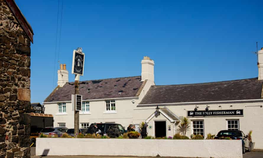 The pub serves local lobster among other superb seafood.