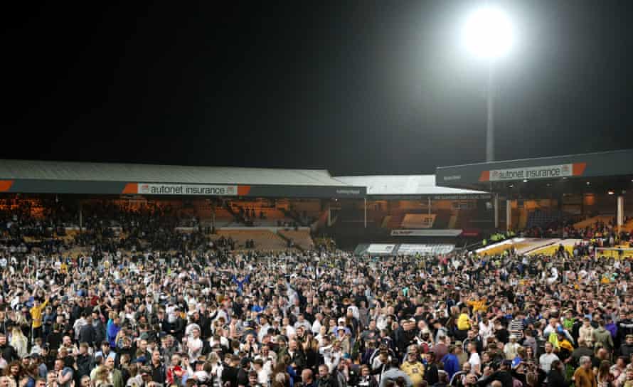 Port Vale gerbėjai švenčia.