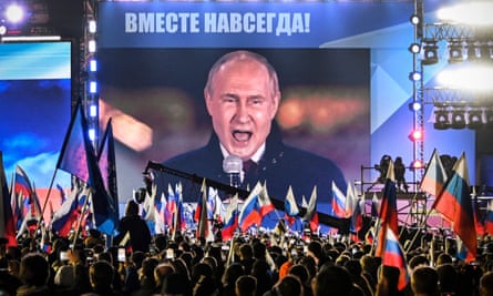 Портрет президента России Владимира Путина появляется на экране на Красной площади в Москве. 