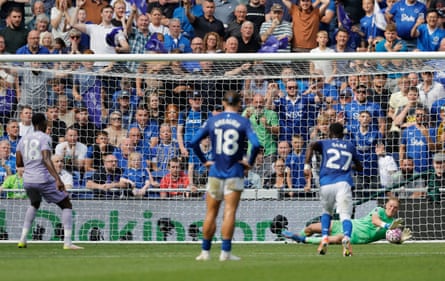 Jordan Pickford saves Danny Welbeck’s penalty to help Everton claim a maiden victory at their new home