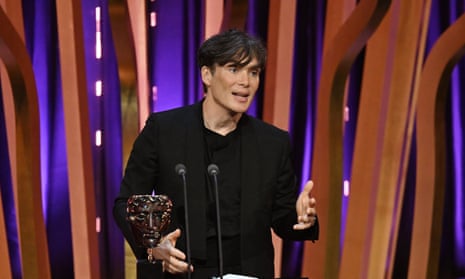 Cillian Murphy accepts accepts his Leading Actor Award.