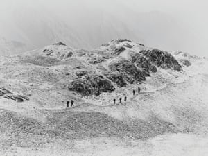 Sem título, Nepal'O percurso que percorremos é conhecido pelos locais como “O Caminho Duro”: 26 dias a pé longe das multidões, longe de todos os turistas e na maior parte longe de todos os confortos básicos. Fomos apoiados por uma equipe de carregadores, guias e uma cozinheira '