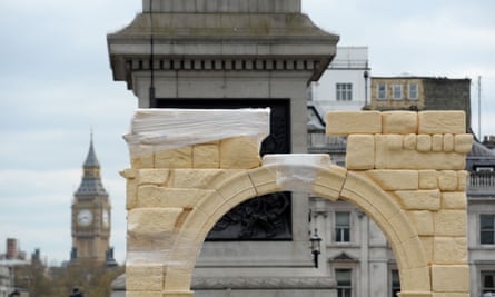The reconstruction of the arch nears completion in Trafalgar Square.