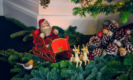 Vintage Christmas ornaments arranged by Eleanora Cunietti.