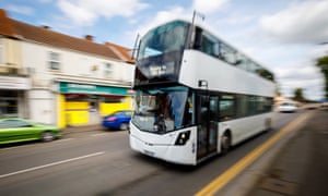 Sebuah bus antar-jemput ke Hinckley Point C melakukan perjalanan melalui Bridgwater.