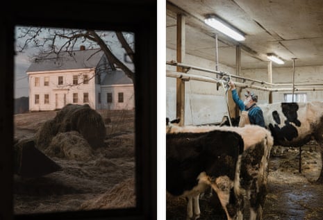 Esquerda: Uma grande casa de fazenda branca vista por uma janela;  Direita: Um homem faz tarefas em um celeiro ao lado de suas vacas